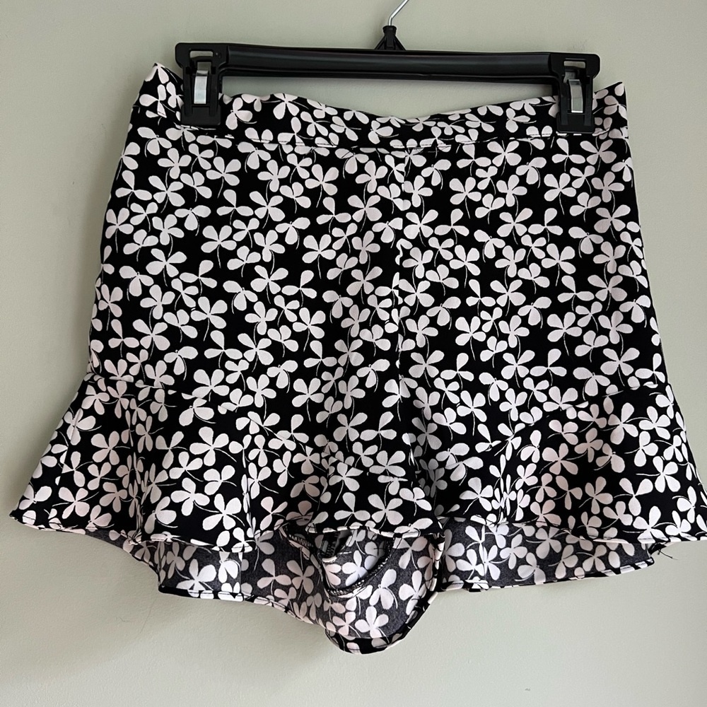 Who What Wear Black & White Floral Ruffle Shorts